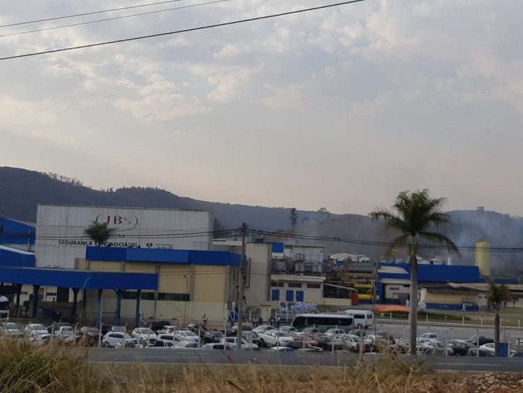 Incêndio atinge frigorífico da JBS em Amparo e causa suspensão do trabalho