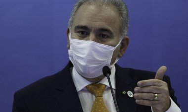 Ministro da Saúde afirma que continua no cargo