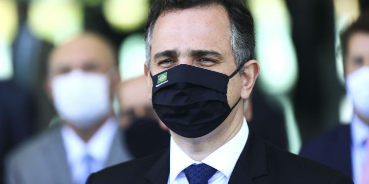 Presidente do Senado diz que “democracia é inegociável"