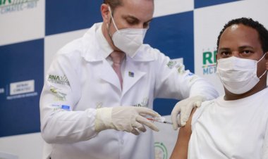 Vacina brasileira contra a covid-19 é aplicada pela primeira vez