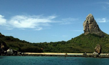 Fernando de Noronha passa a exigir dose de reforço de visitantes