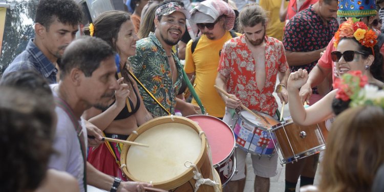 Com novos casos de covid-19, Rio cancela blocos de rua no carnaval