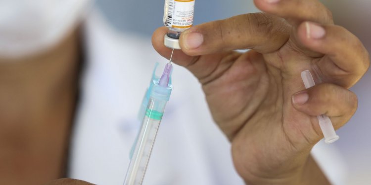 Em um ano de vacinação,  quase 70% dos brasileiros já tomaram 2 doses