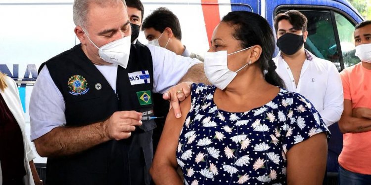 Covid-19: ministro da Saúde pede que se reforcem cuidados na vacinação