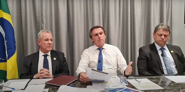 Presidente negocia PEC para zerar impostos sobre combustíveis