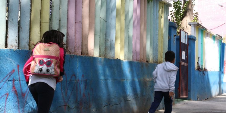 Volta às aulas: como lidar com dificuldade de alunos de acordar cedo