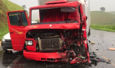 Motorista fica preso às ferragens em colisão entre caminhão e carreta em Leopoldina