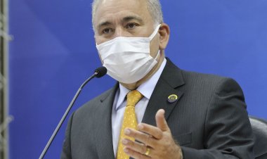 Ministro pede aos pais que levem seus filhos para vacinar contra covid