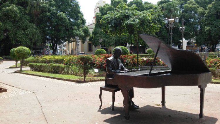 Prefeitura de Ubá solta nota sobre a escultura "Ary Barroso ao piano"