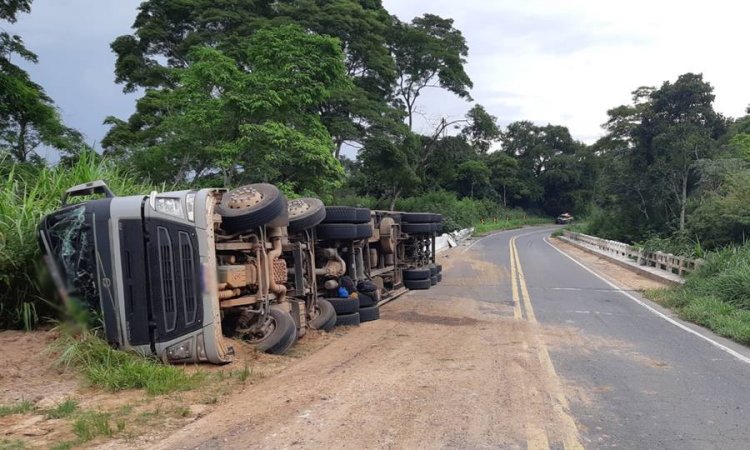 Carreta carregada de café tomba na BR-267 em Argirita e outra na BR-116, entre Leopoldina e Além Paraíba