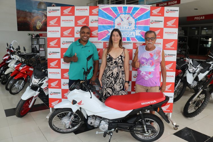 Liga das Escolas de Samba de Ubá entrega moto à ganhadora do sorteio