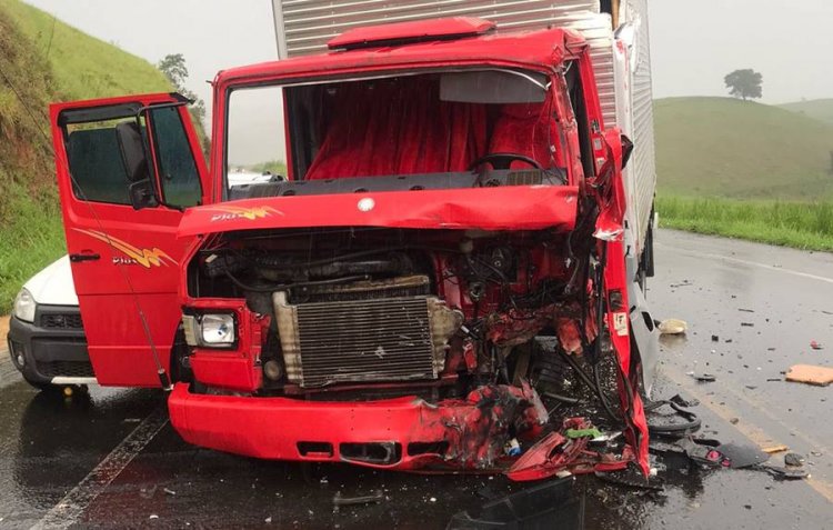 Motorista fica preso às ferragens em colisão entre caminhão e carreta em Leopoldina