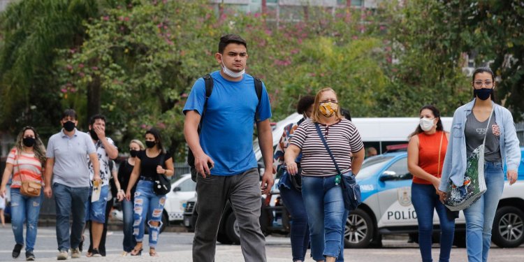 Rio de Janeiro avaliará em março liberação do uso de máscara