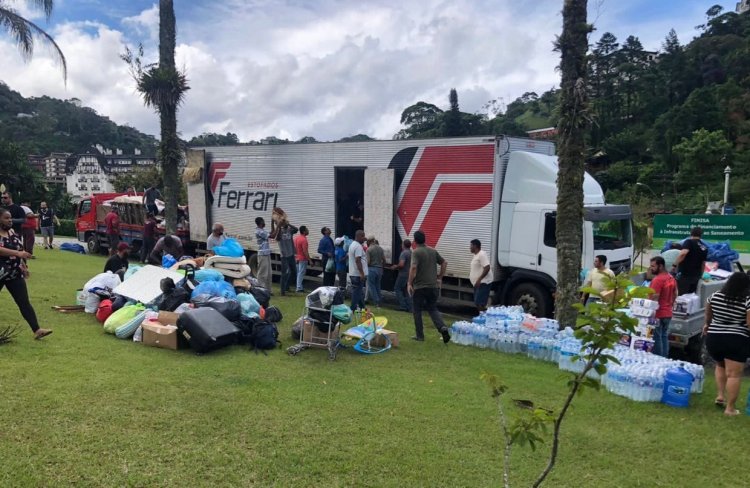 Caminhão da Estofados Ferrari entrega donativos em Petrópolis