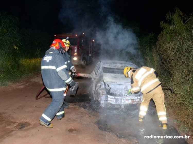 Carro roubado em Coimbra é encontrado incendiado no bairro Patrimônio São José em Muriaé