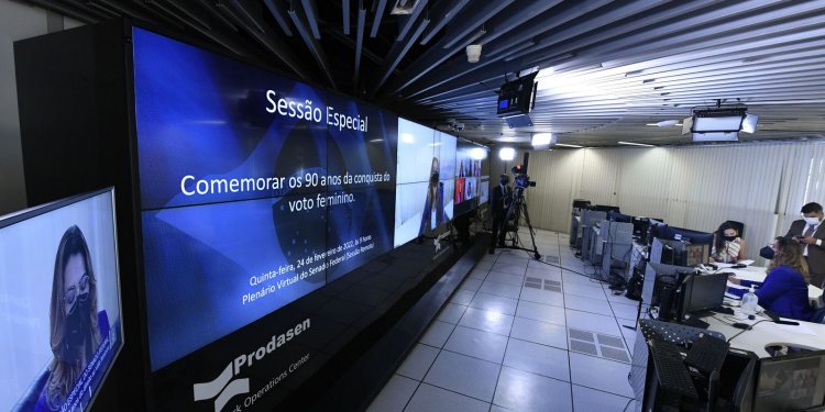 Senadoras comemoram 90 anos do voto feminino no Brasil