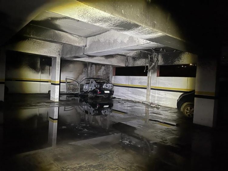 Carro pega fogo em garagem de prédio em Viçosa