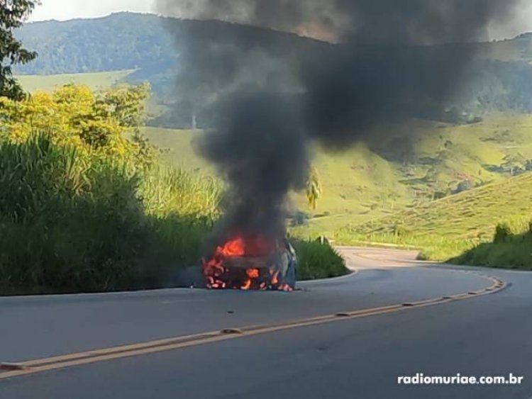 Corpo de Bombeiros controla incêndio em carro na BR-116 próximo a Bom Jesus