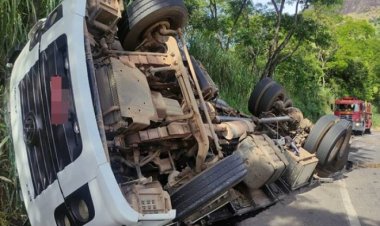 Motorista perde o controle e caminhão tomba próximo a pedreira São Geraldo na BR 356