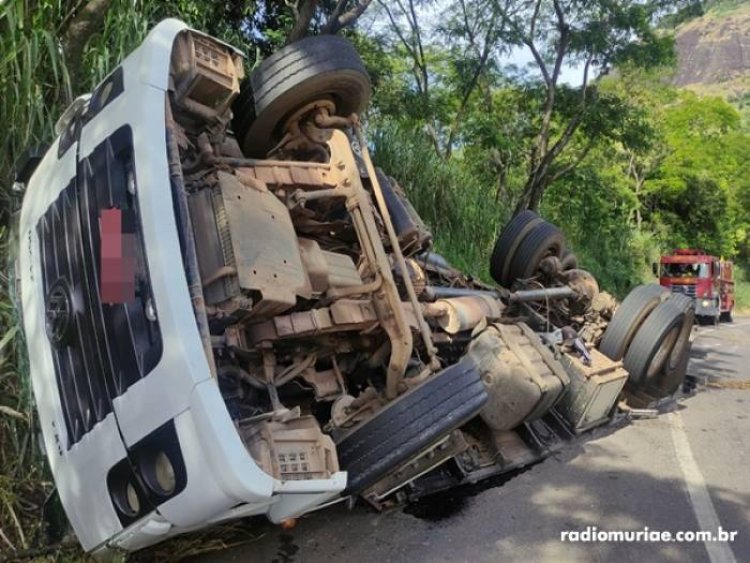 Motorista perde o controle e caminhão tomba próximo a pedreira São Geraldo na BR 356