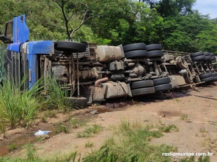 Carreta carregada de cascos de cerveja tomba na BR-116 e motorista sai ileso