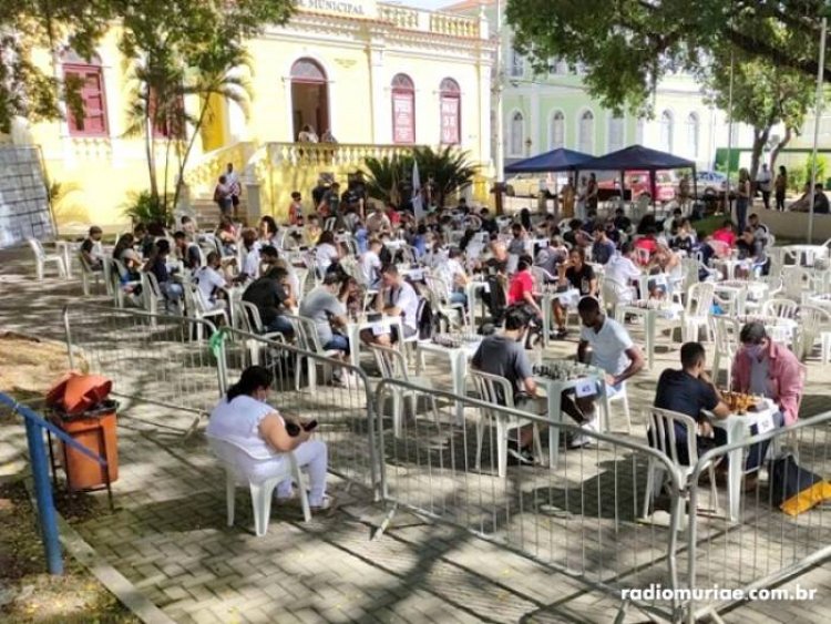Jovens e adultos participam neste domingo na Praça Coronel Pacheco de Medeiros do Campeonato de Xadrez