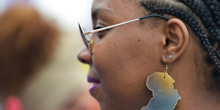 Negros e mulheres chefes de família são maiores vítimas da pandemia