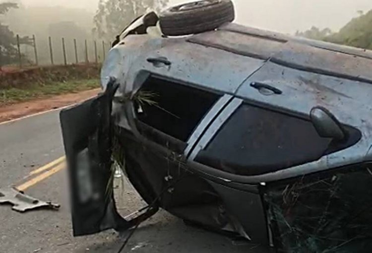 Carro capota em acidente na MGC-120 em Leopoldina