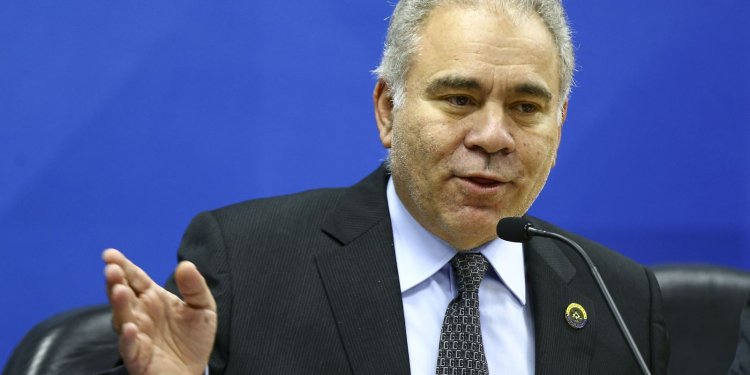 Governo planeja flexibilizar regra sobre uso de máscara no trabalho 