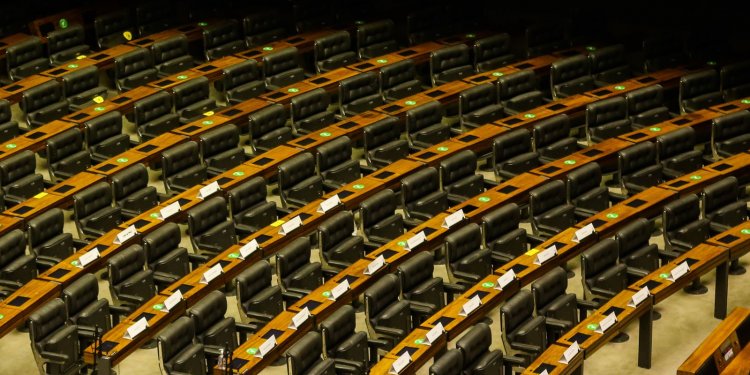 Cerca de 70 parlamentares trocaram de legenda na janela partidária