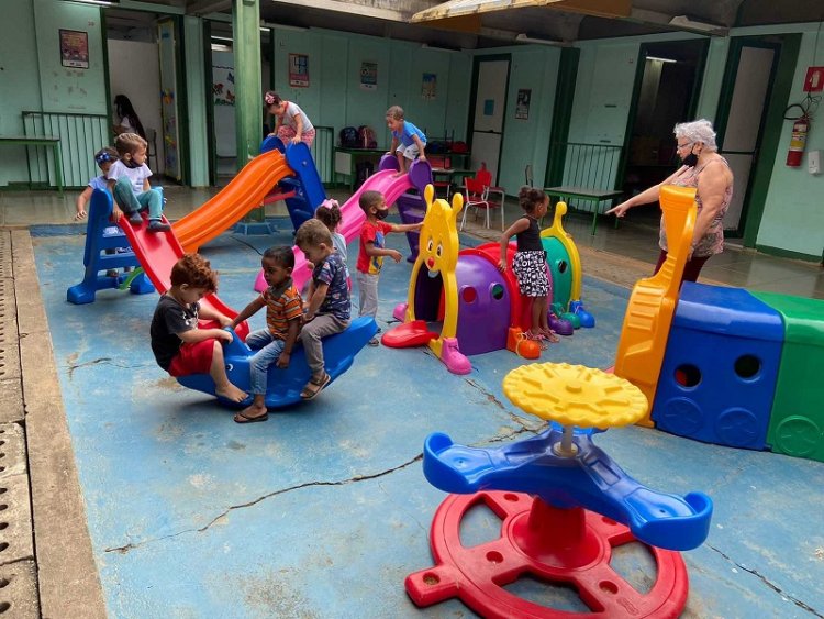 Prefeitura de Ubá equipa escolas da rede com novos parques infantis