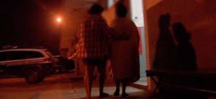 Casal leva faxineira para matagal, homem a estupra e mulher incentiva crime