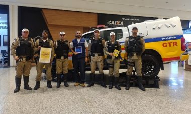 Estande educativo sobre o Maio Amarelo no Shopping Jardim Norte em Juiz de Fora