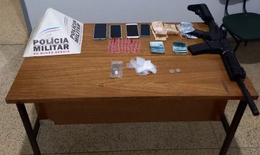 PM prende quatro pessoas e apreende réplica de fuzil em Piraúba