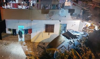 Carro desgovernado cai no quintal de uma casa