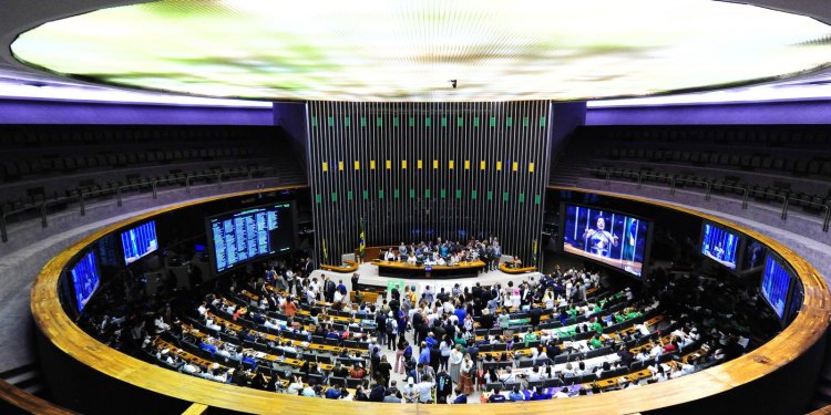 Câmara aprova quadro de servidores da Defensoria Pública da União