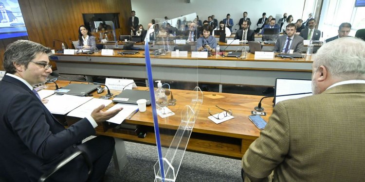 Senado discute projeto que regula produção de energia em alto-mar