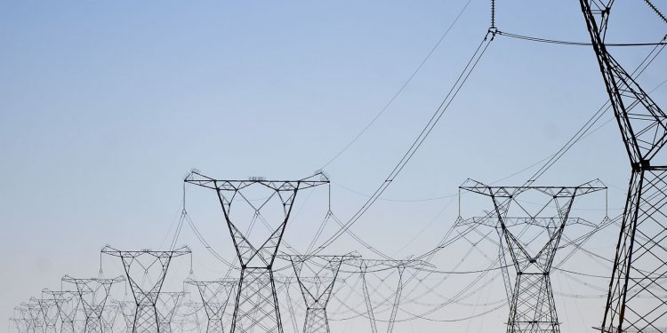 Ministro intermedia acordo para suspensão de reajuste da conta de luz