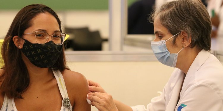 Campanhas podem aumentar adesão de jovens adultos à dose de reforço