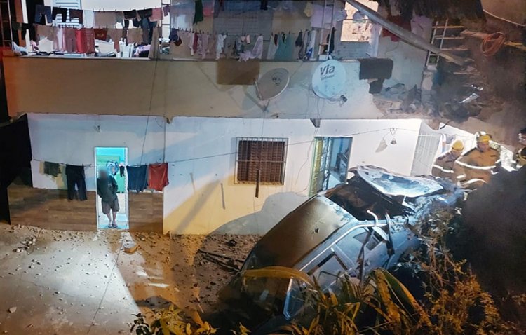 Carro desgovernado cai no quintal de uma casa