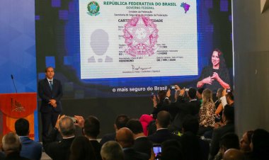 Governo entrega primeiras carteiras de identidade nacional