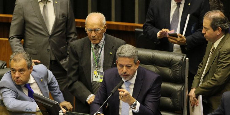 Após decisão, Arthur Lira determina que deputado reassuma mandato