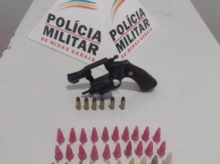 PM apreende um revólver e 31 pinos de cocaína em Visconde do Rio Branco