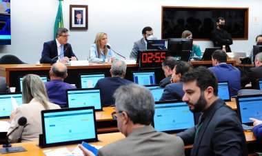 Comissão especial da Câmara aprova PEC que concede benefícios sociais