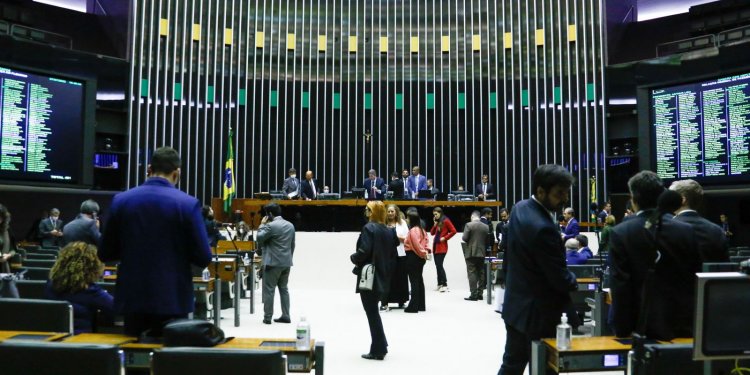 Deputados começam a discutir PEC que concede benefícios sociais