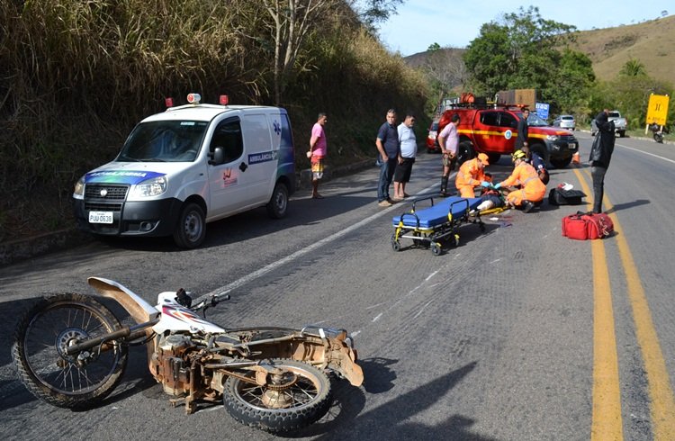 Motociclista fica ferido após bater na lateral de carreta na BR-116