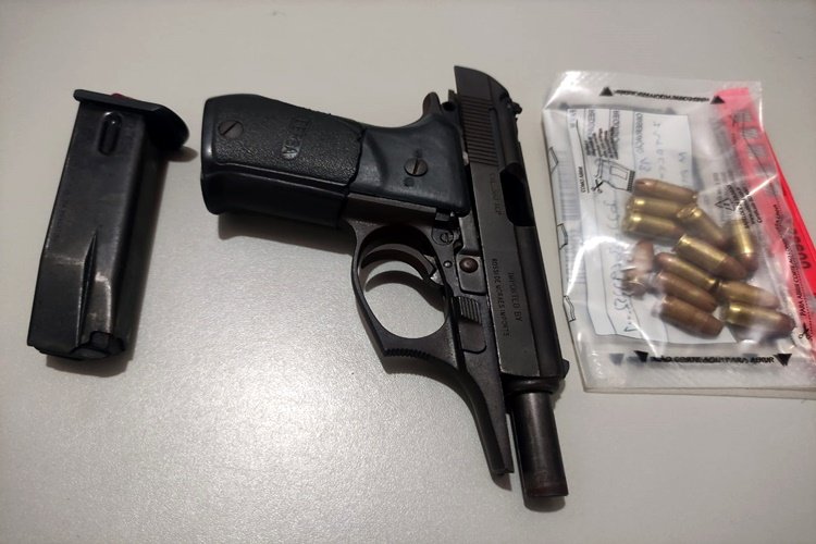 Condutor é detido com arma de fogo dentro do veículo