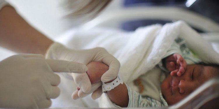 Projeto Hora do Colinho acolhe bebês durante hospitalização no Acre