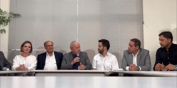 André Janones desiste de candidatura presidencial e apoiará Lula