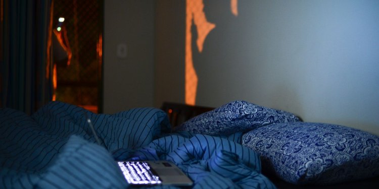 Acordar na madrugada para comer pode ser distúrbio de sono, diz médica